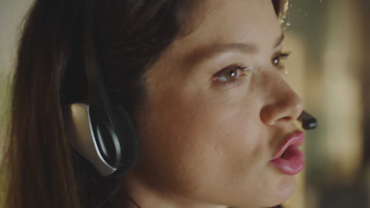 mujer en una llamada telefónica