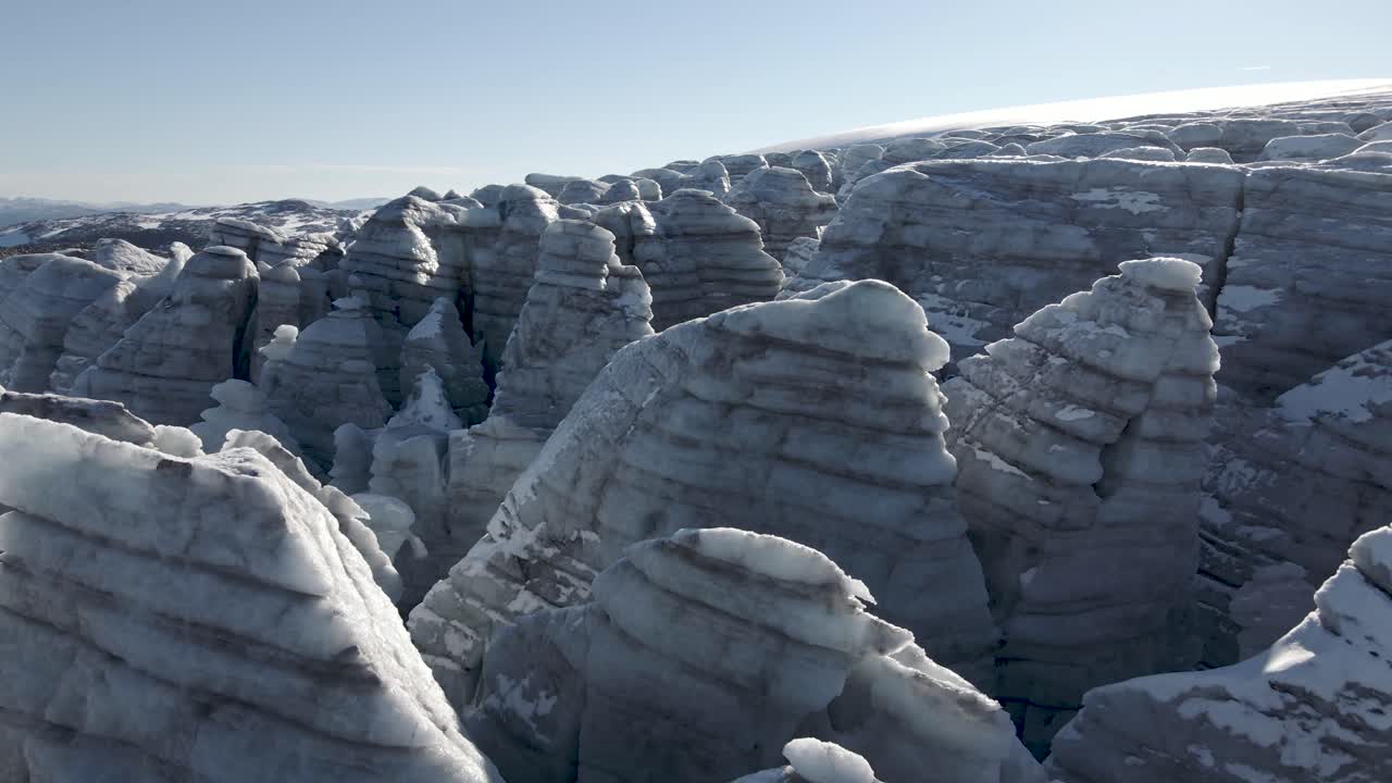 화창한 날 노르웨이 폴게포나 빙하의 얼음 위로 낮은 공중 발사