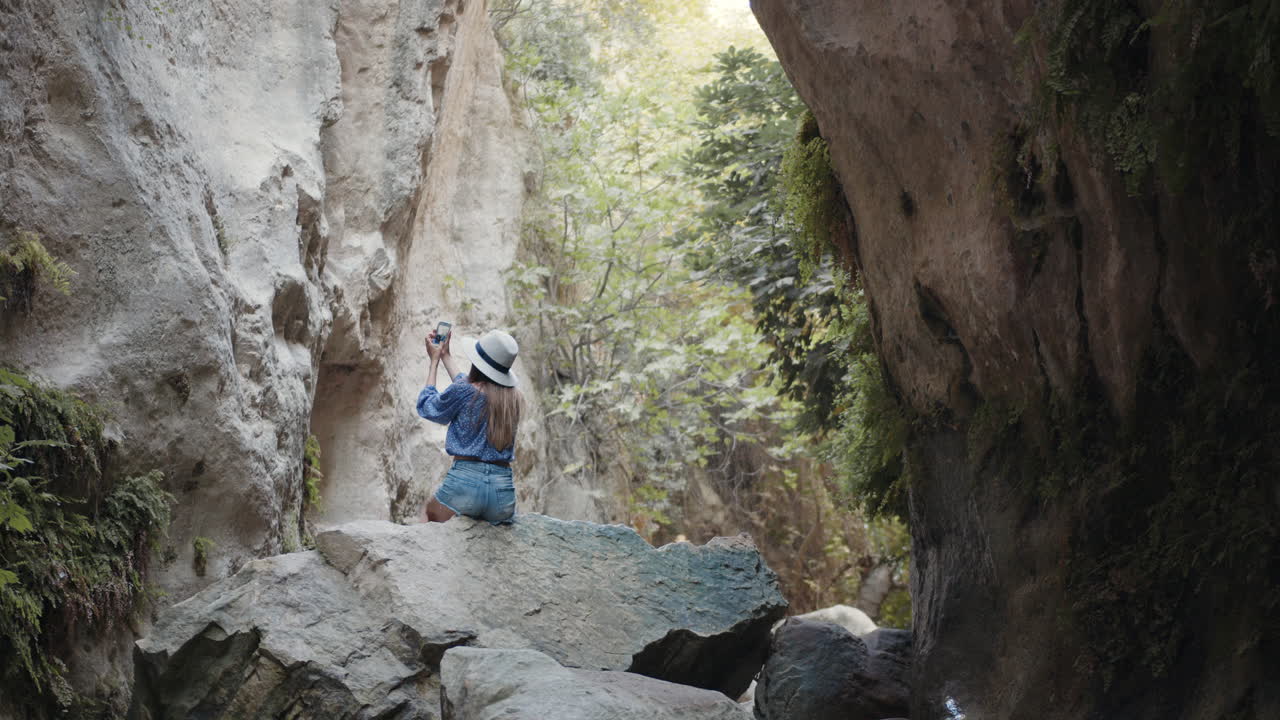 캐니언 에서 사진 을 찍는 여자