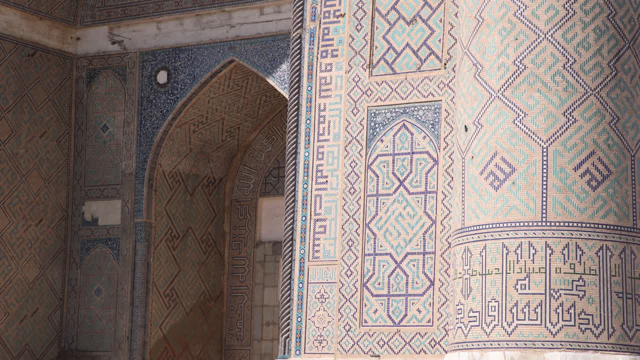 azulejos detallados y obras de arte en frente de la arquitectura islámica en samarcanda, uzbekistán a lo largo de la histórica ruta de la seda