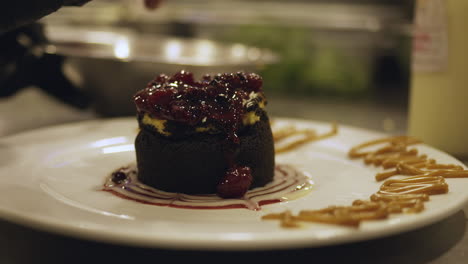 la gelatina se vierte suavemente sobre un brownie decadente, formando una capa brillante y deliciosa que añade una explosión de sabor frutal a la rica golosina de chocolate