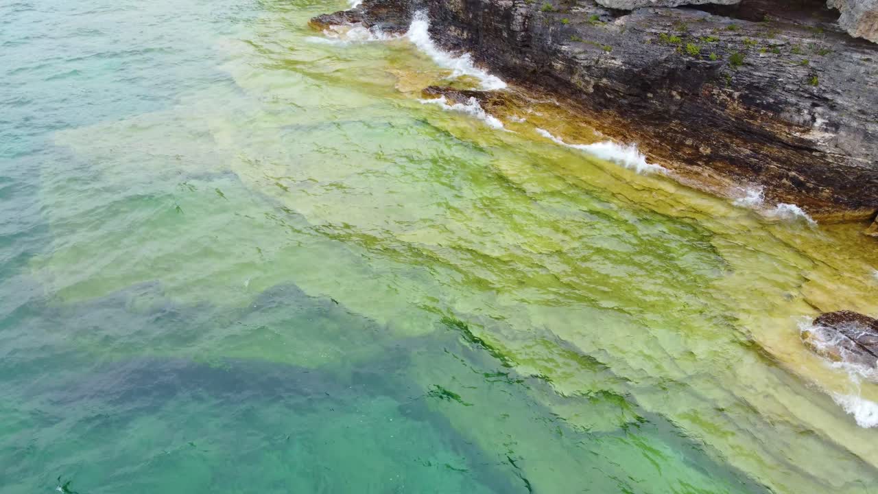 Spiaggia incontaminata con onde calme su una costa frastagliata nel Parco Nazionale delle Isole della Baia Georgiana, Ontario, Canada