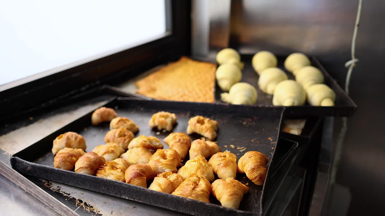 나폴리 베이커리 오븐 에서 베이킹 하는 크루아산