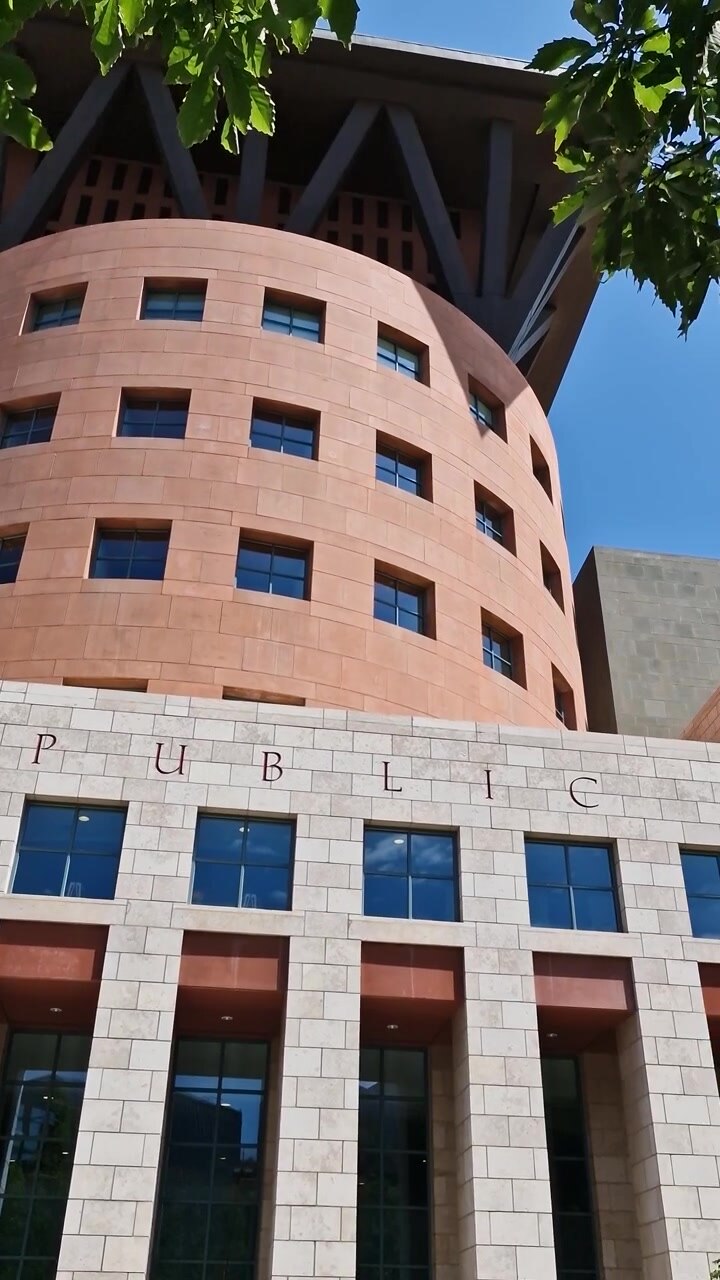 Vista verticale, facciata e insegna dell'edificio della Biblioteca Pubblica di Denver in una giornata di sole, Colorado, USA.