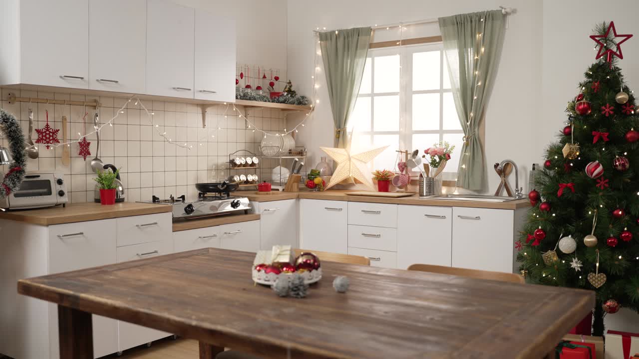 크리스마스와 새해는 부의 축제 인테리어를 장식합니다. 밝은 요리 장소에서 아름다운 크리스마스 트리, 식탁에 선물과 함께 실내. 낮에는 아무도 없는 빈 집.