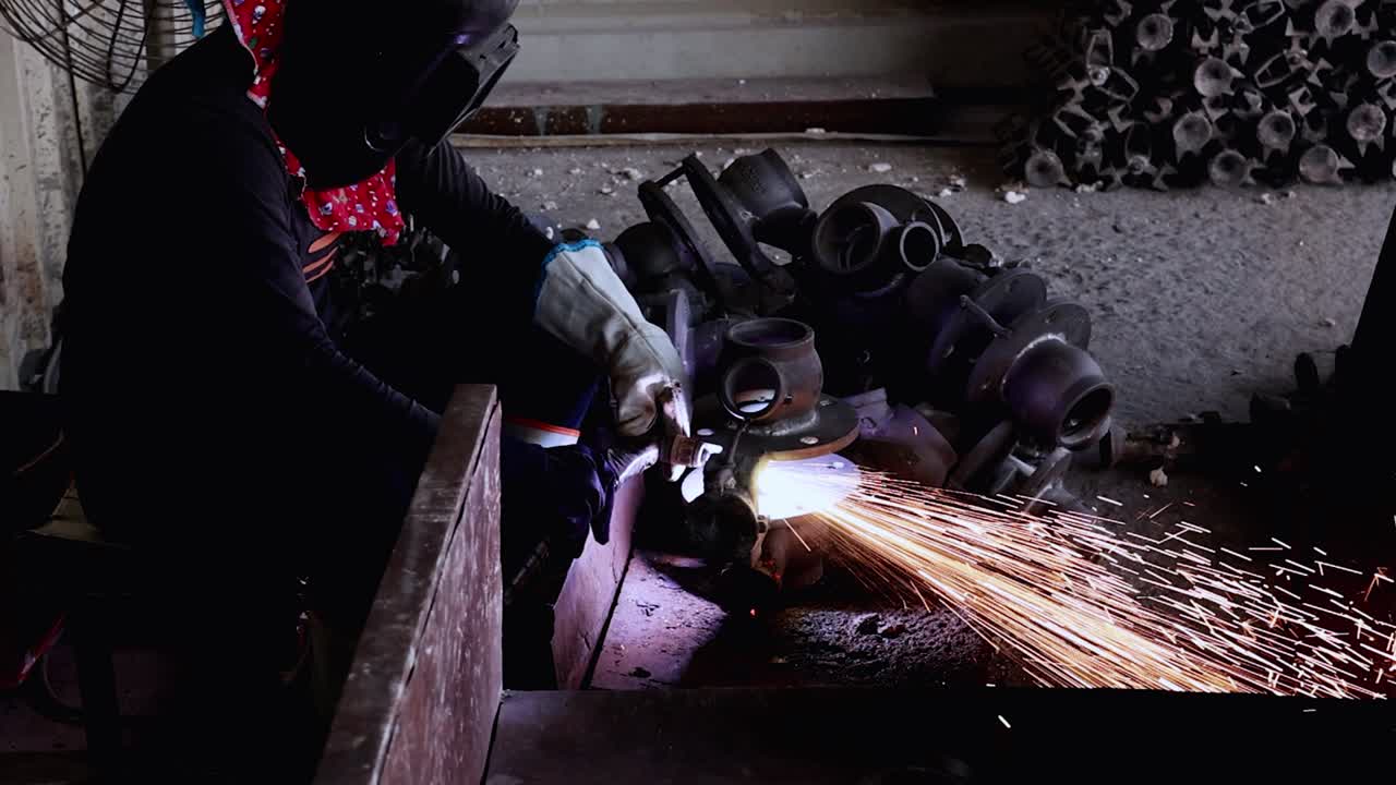 trabajador moliendo metal, máquina de molienda de metal con chispas, aserradura de metal. movimiento súper lento 200 fps