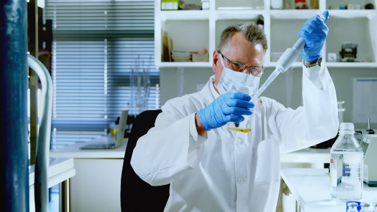 Numune tutan beyaz ırktan yaşlı erkek laboratuvar çalışanı üzerinde kimyasal formüllerin animasyonu.