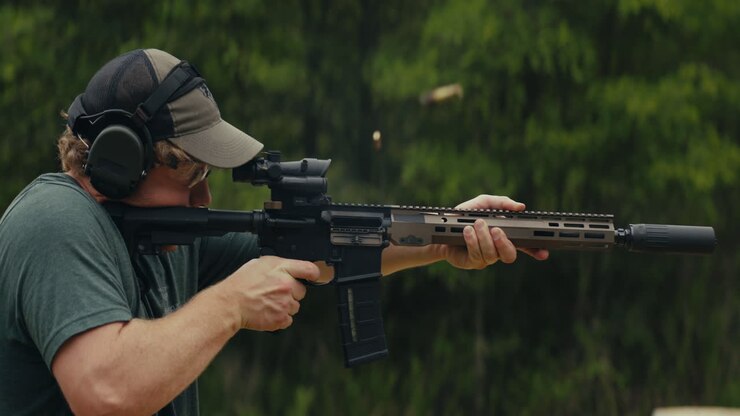 Uomo che spara con un fucile AR-15