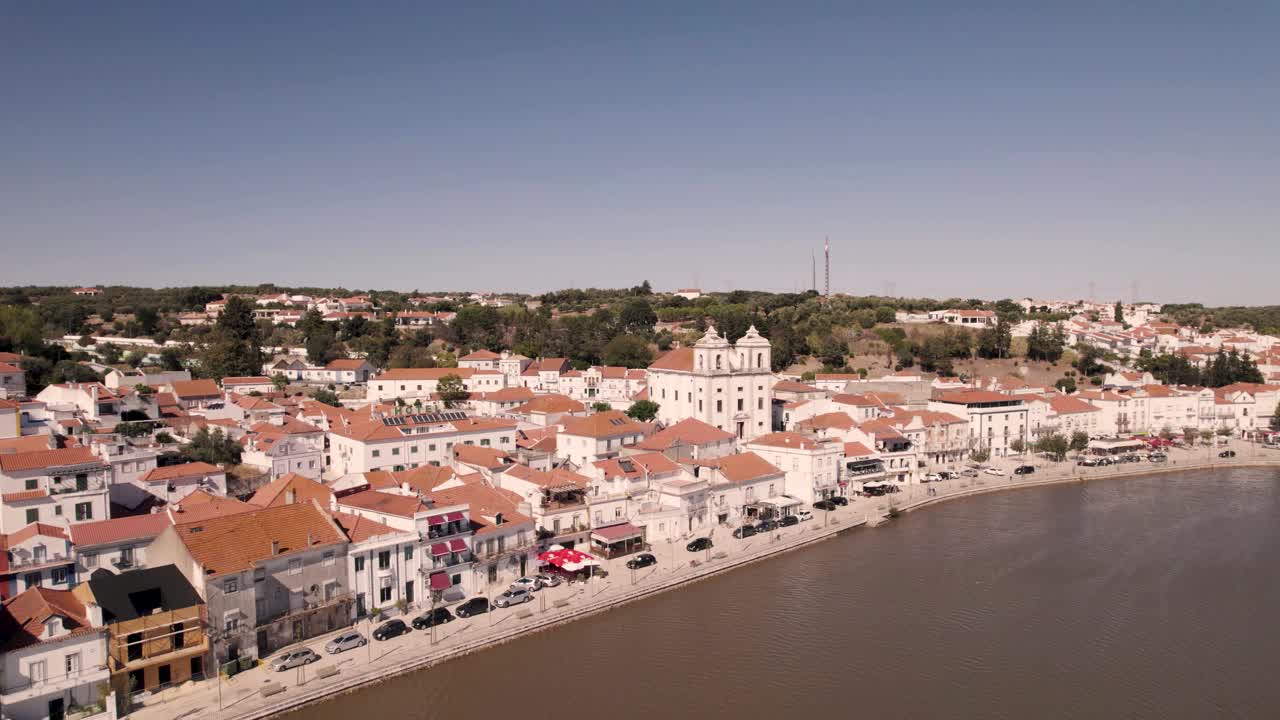 paseo marítimo de alcaçer do sal junto al río sado, alentejo, portugal