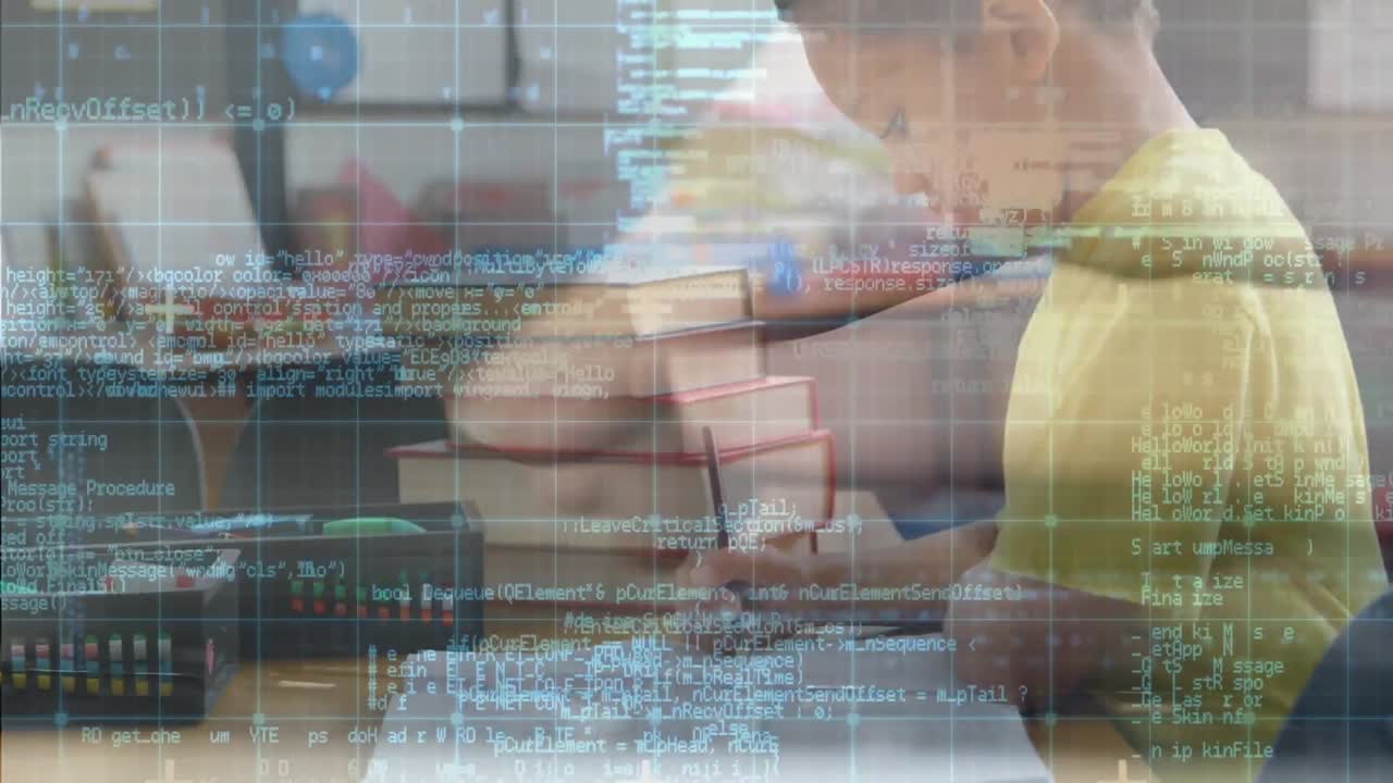 procesamiento de datos sobre un niño afroamericano que estudia en la escuela primaria contra el teclado de personas