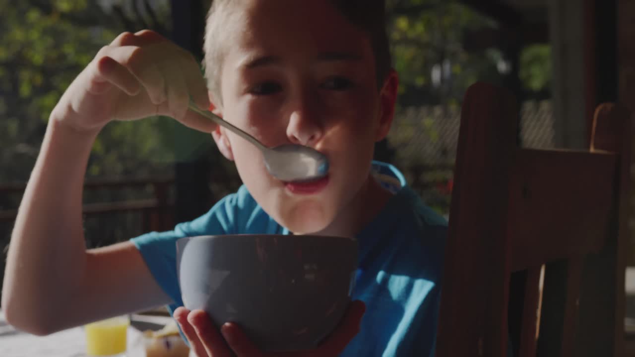 야외 에서 함께 아침 식사를 하는 가족