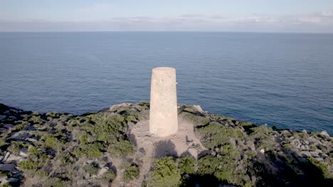 vista aérea lenta sobre una torre defensiva medieval junto al mar mediterráneo en españa