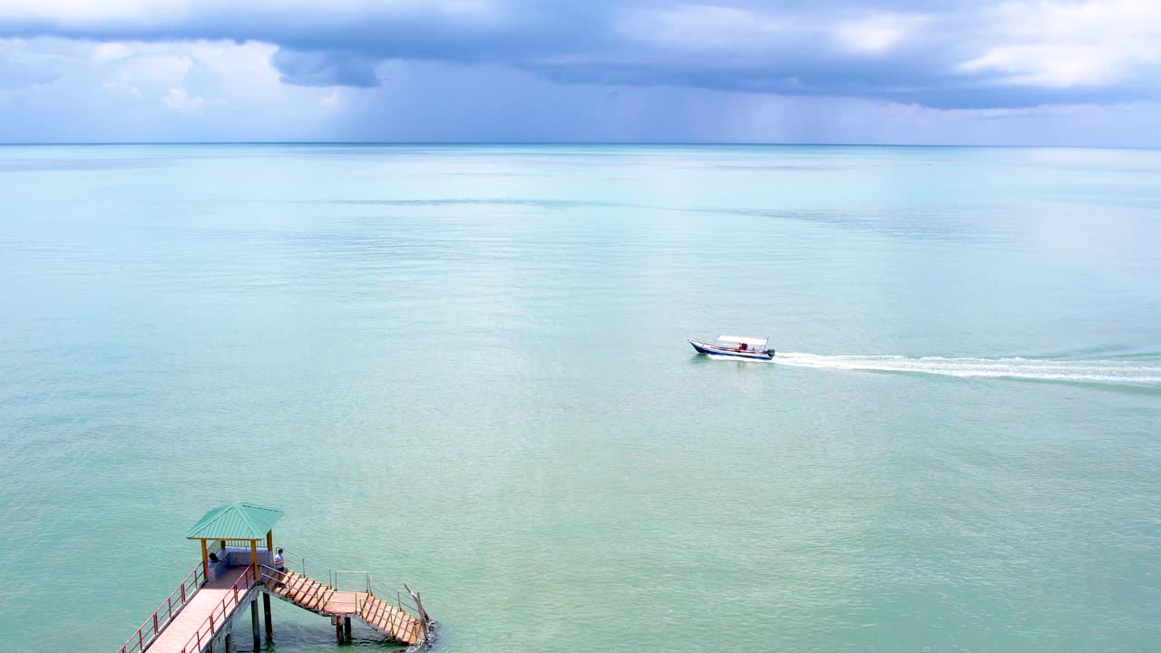 Hermosa playa y lancha motora en Malasia, vista de dron
