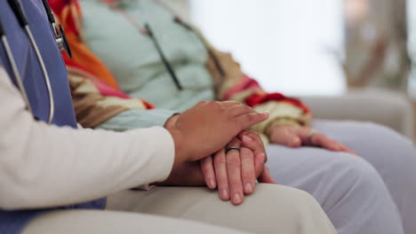 cuidador, tomándose de la mano o consultando a una mujer triste