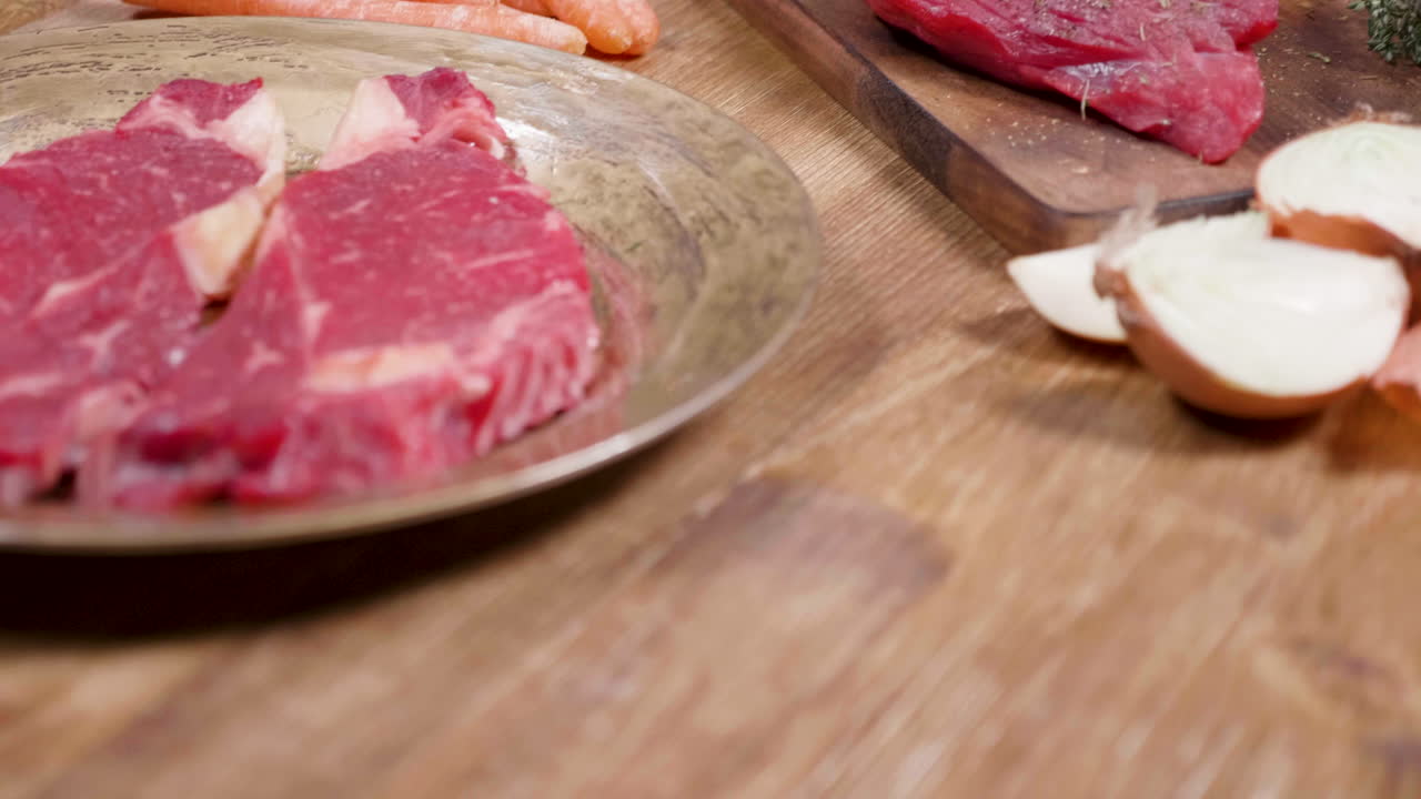 Daging Sapi Mentah dan Sayuran untuk Memasak
