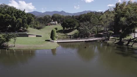 Laguna-Con-Puente-Y-Mirador-Hacia-La-Laguna