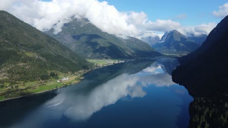 hermoso fiordo fjaerlandsfjord en noruega con montañas y nubes encima