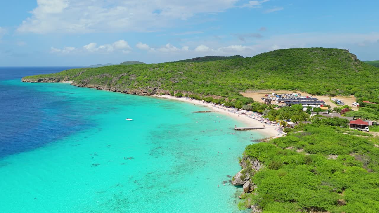 플라야 포르토 마리 위의 파노라마 항공 돌리, 그래디언트 어두운 파란색에서 투르코이즈 녹색 크리스탈  ⁇ 은 카리브 해 물