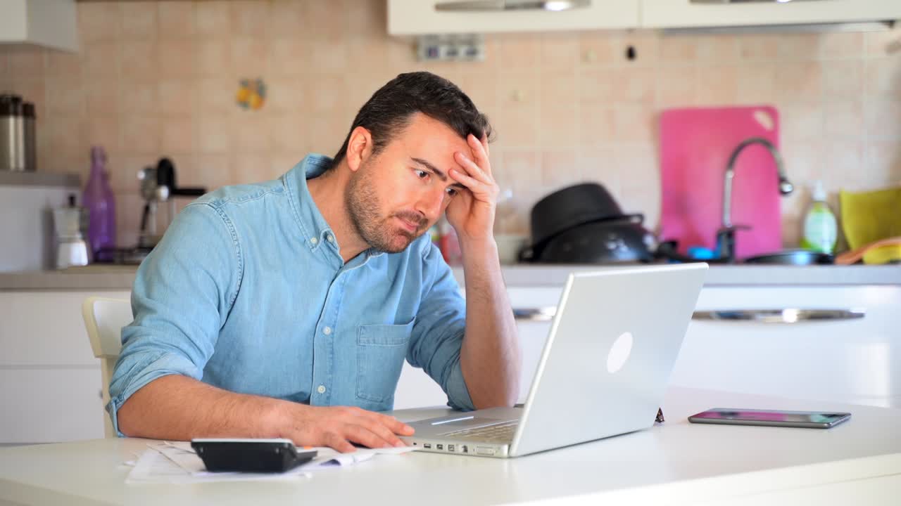 video de un hombre estresado calculando facturas preocupado por la bancarrota problema financiero