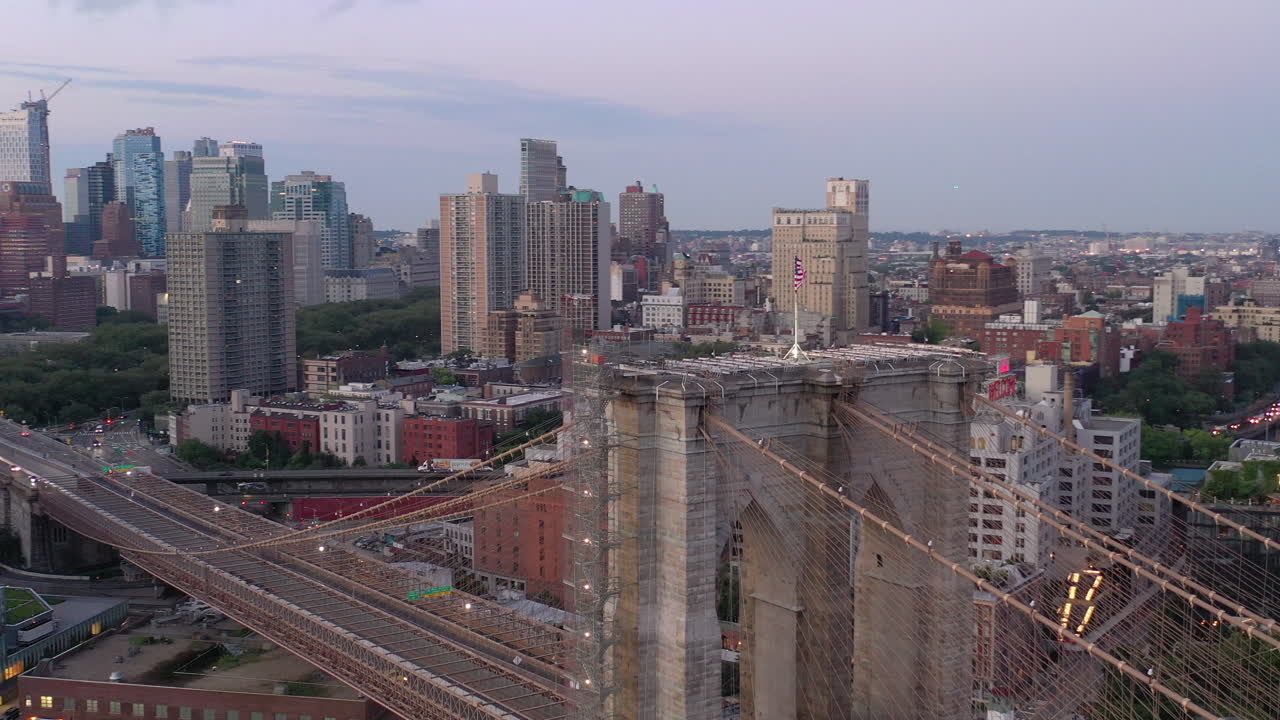 una vista aérea del puente de brooklyn al amanecer
