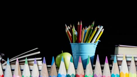 animación de lápices sobre artículos escolares sobre un fondo negro