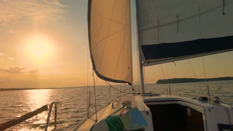 velero en el mar durante la impresionante puesta de sol
