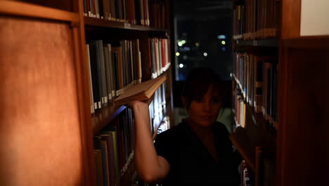 mujer leyendo en una biblioteca