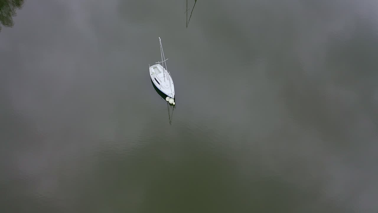 아름다운 오버헤드 공중 전망, 더비셔 피크 디스트릭트 국립 공원의 러디야드 호수에 있는 범선 영상, 인기 있는 휴가, 제공되는 관광 명소 수상 스포츠, 평화롭고 잔잔한 물