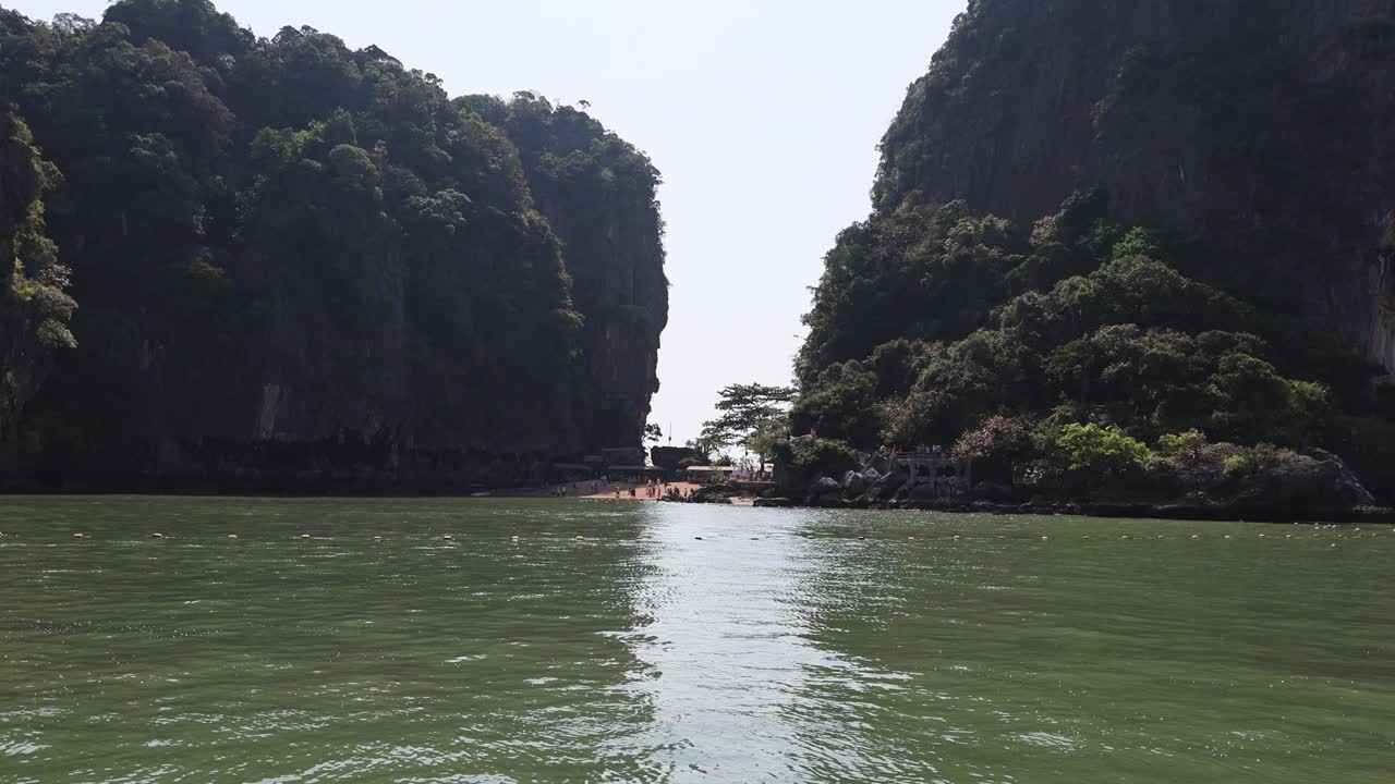 푸켓 의 높은 절벽 사이 를 항해 하는 배