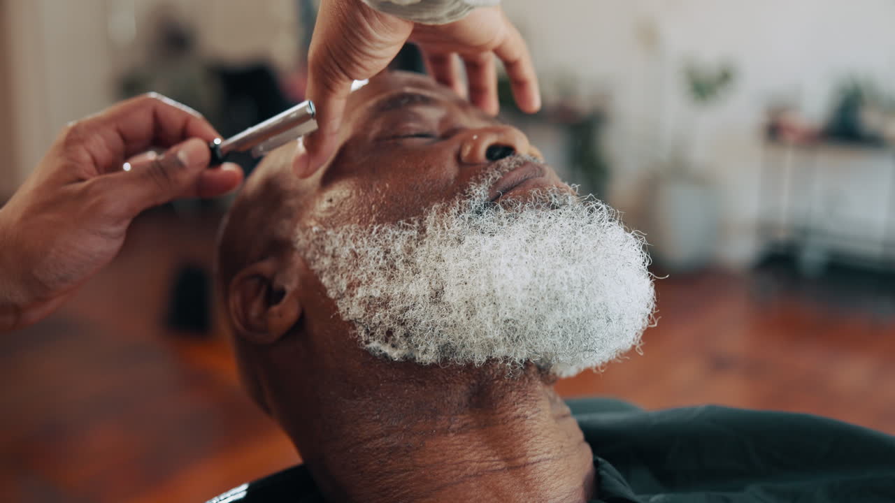 Nærbilde av en mann som får tradisjonell barbering med barberkniv