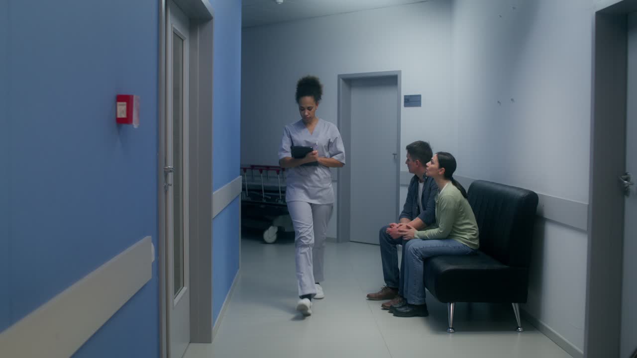 escena en la sala de espera del hospital