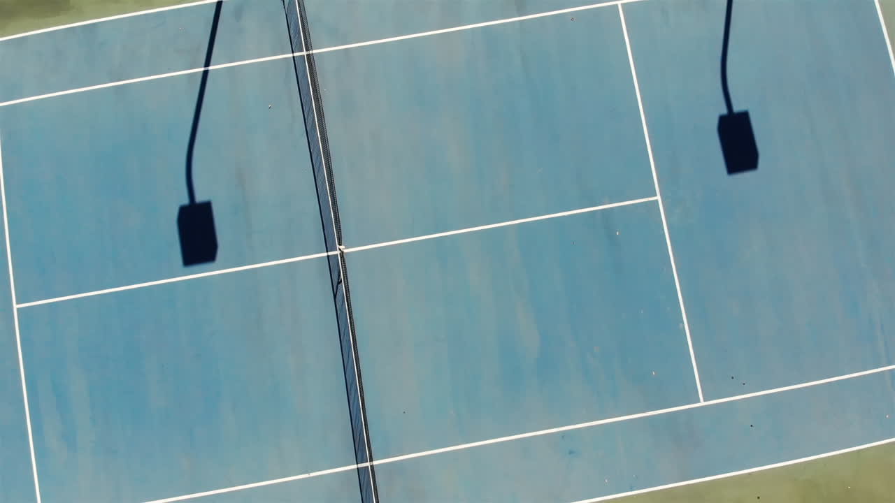 선과 네트가 있는  빈 녹색 테니스 코트의 일반적인 모습