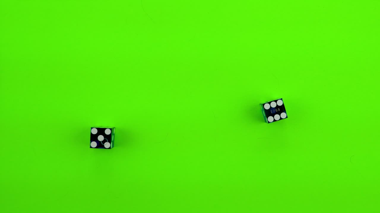 los dados azules lanzan once en la pantalla verde