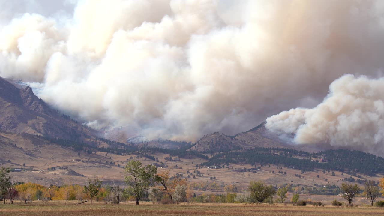 fuego de calwood ardiendo en la cordillera frontal del norte de colorado
