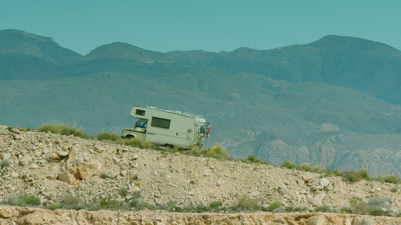 스페인의 언덕을 오르는 오래된 캠퍼밴의 멋진 샷