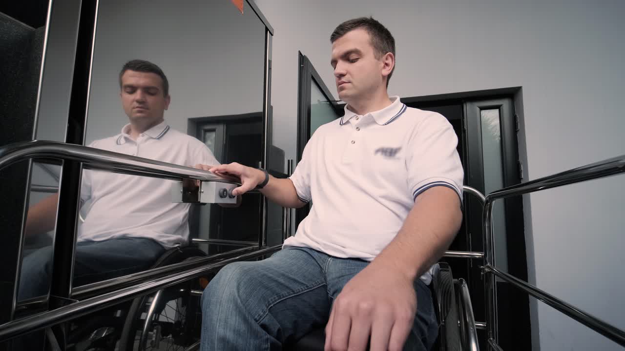 신체 장애를 가진 사람을 위한 엘리베이터: 체어에 앉은 사람은 엘리베이트를 사용한다.