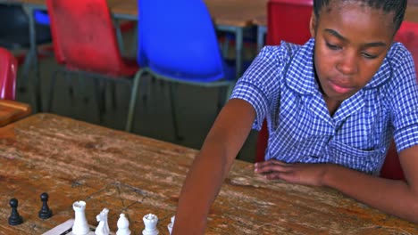 escolares jugando al ajedrez en un descanso en una escuela del municipio 4k