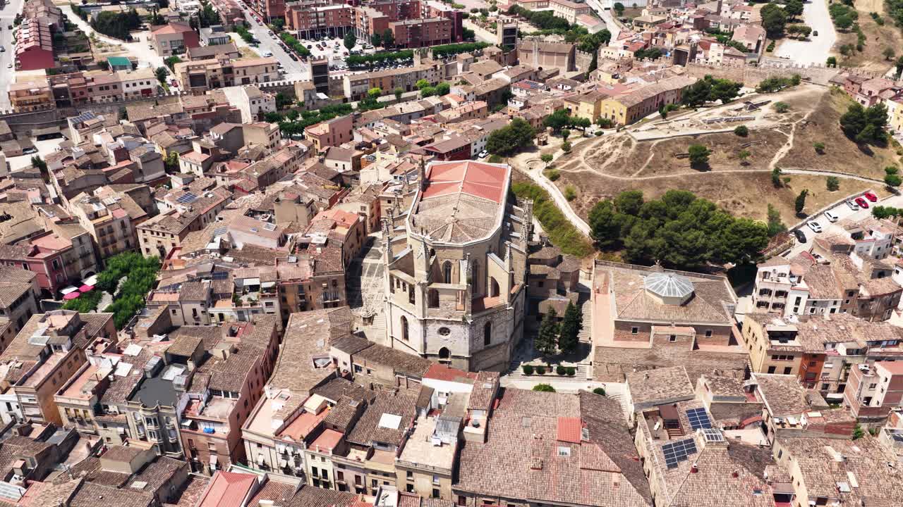 Vista aérea de un pueblo histórico con catedral