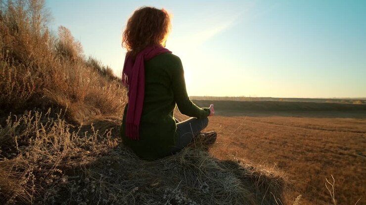 Donna che medita al tramonto
