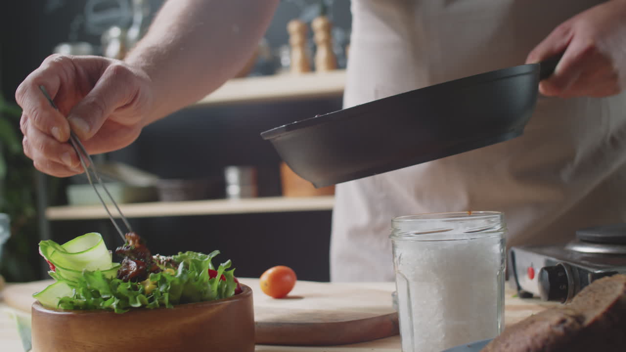 셰프가 건강한 러드를 준비하고 있습니다.