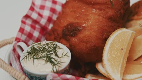 cerrar el plato de pescado y patatas fritas chapado