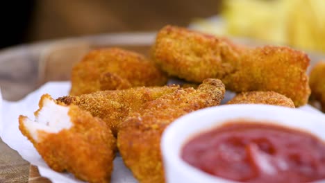 nuggets de pollo crujientes en un plato giratorio (con bucle sin costuras)