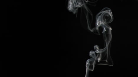 humo en cámara súper lenta que se eleva