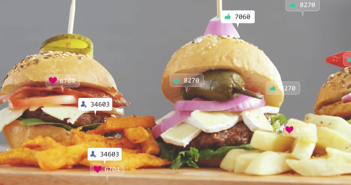 Slider sinistro che si sposta al centro mentre la telecamera si muove, badge dell'interfaccia utente che si diffondono sulle patatine fritte, slider per il marketing