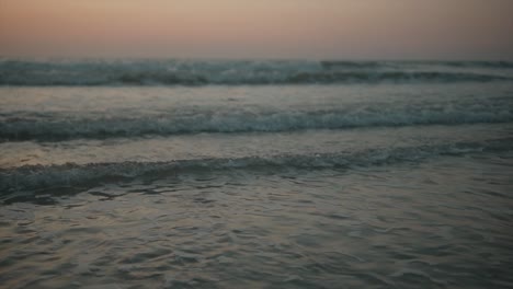 Pequeñas-Olas-Espumosas-Rodando-Tranquilamente-Sobre-La-Orilla-Y-Lavando-La-Arena-Al-Amanecer