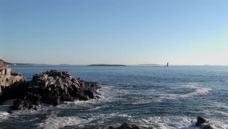 el faro principal de portland supervisa el océano desde las rocas en maine, nueva inglaterra 2