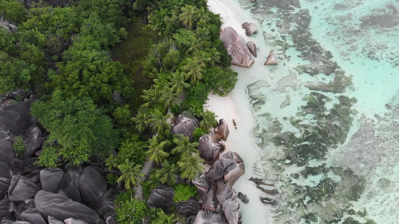 Pemandangan udara Anse Source d’Argent, La Digue, Seychelles yang diambil pada dini hari tanpa ada orang di pantai.