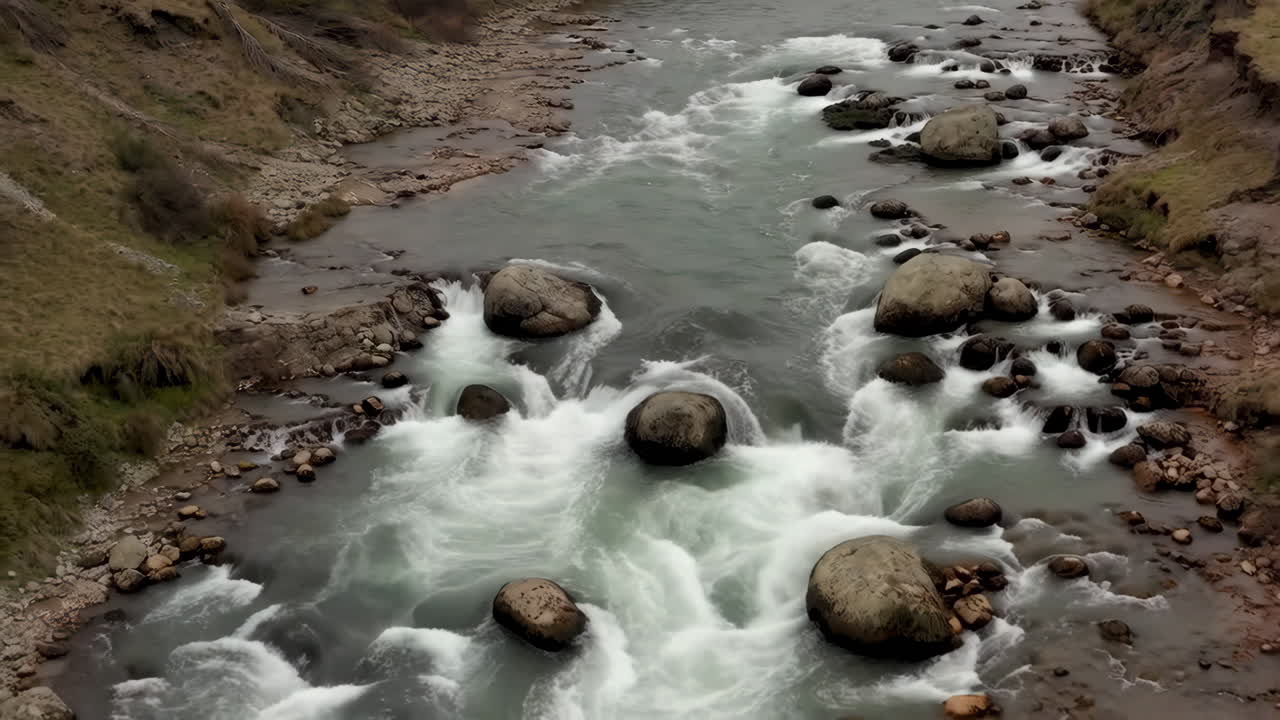 Fiume con rapide e rocce