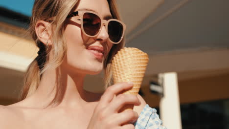 mujer feliz comiendo helado al aire libre