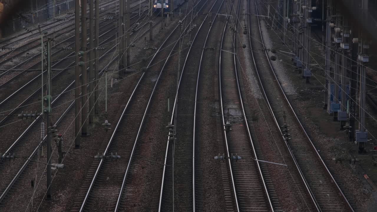 Train filmed in slow motion leaving a station in Paris